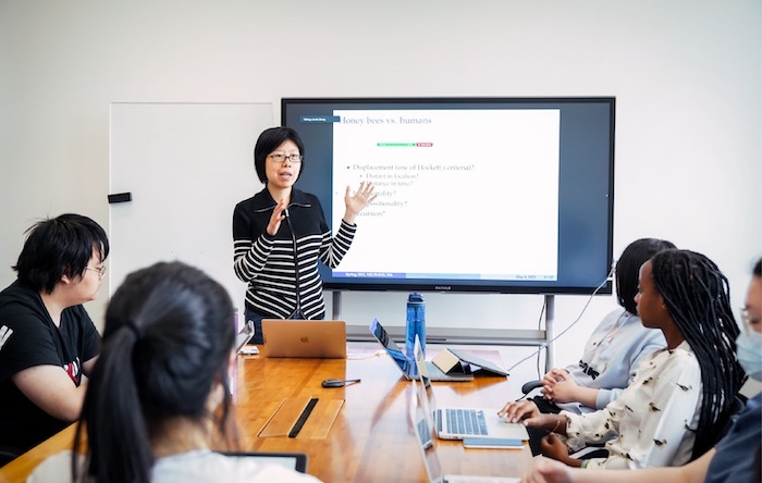 linmin zhang teaching in class