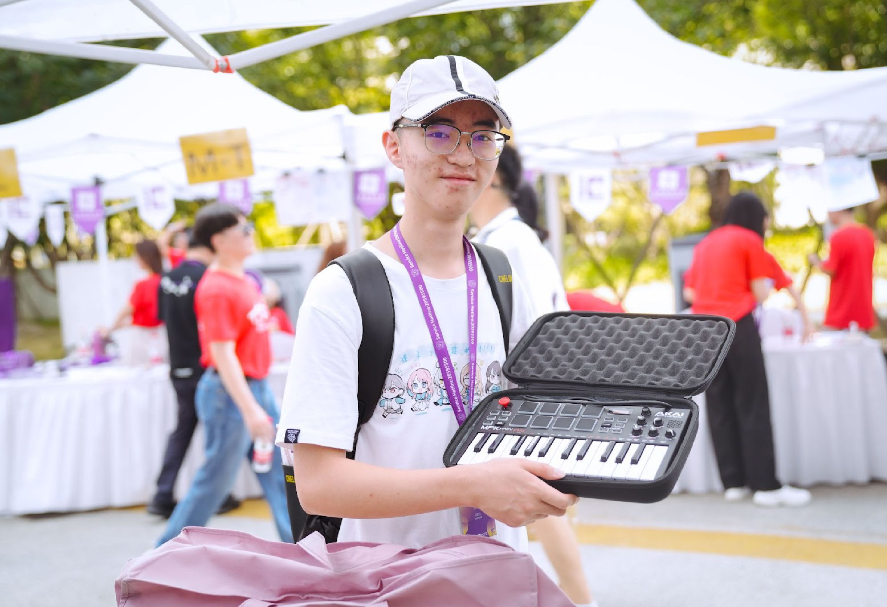 Sha Yuehang ’28 brought his keyboard with him from Chengdu