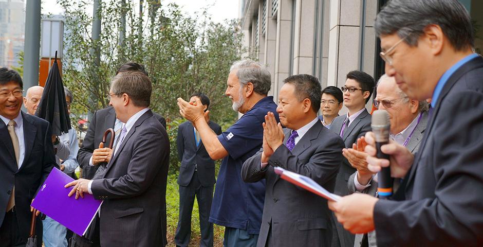 The Official NYU Shanghai Plaque Unveiling Ceremony, October 29, 2014. (Photo by Charlotte San Juan)