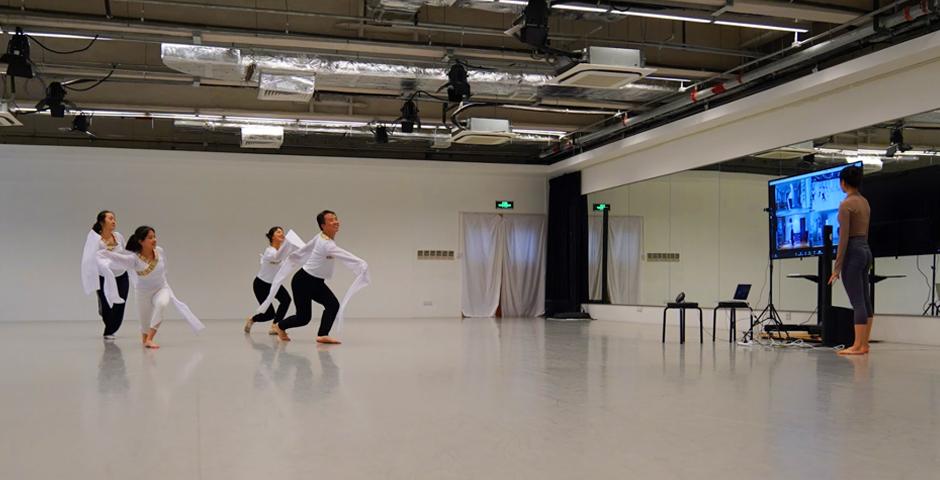 While some classes continue to be held online, some are proceeding in a “mixed-mode” approach. NYU Shanghai has purchased additional equipment to enable professors to teach both students in the classroom and online.   With three webcams set up in the studio, Assistant Arts Professor of Dance Tao Siye is demonstrating folk dancing techniques both to students in the classroom and those joining remotely. In the meantime, students from both sides are able to see each other and comment on how to improve their dance moves.