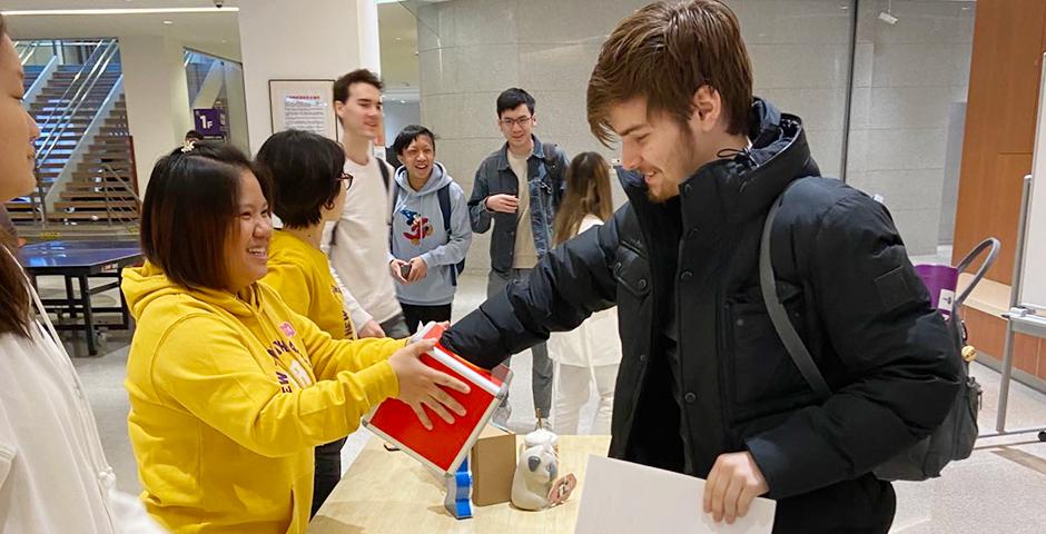 [Make NYU Shanghai Your Community] During the last two years in Century Avenue campus, Center for New Student Programs hosted tabling trivia games that aimed to enhance new student's understanding and awareness of university resources. Beside getting to know more about our school, the trivia also covered many interesting knowledge of Shanghai city and recommended city attractions. By completing the trivia students joined a lucky draw to win special gifts offered by CNSP.