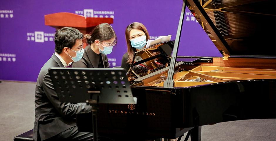 Hu Jinyuan ’25 and Sun Zhuhui '26 performed Igor Stravinsky's piano duet “Five Easy Pieces." The two are students in the Art of Music Composition and Performance class, taught by award-winning composer Bright Sheng, Adjunct Instructor of Arts Lishan Xue and Ni Chenkang.