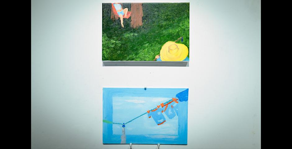 2025届学生徐沁的丙烯绘画作品《夏天的吊床》（“Hammock in Summer”）展现了一个随意捕捉的场景：一个孩子正躺在吊床上，一位农民从旁经过。被隐去面部特征的画中人物让观众将目光置于绘画传递出的和谐舒适的氛围上。徐沁表示，希望自己每次看到这幅作品，都能回想起内心的幸福与宁静。