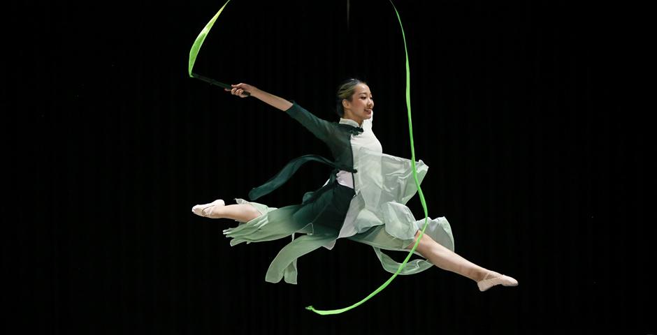 In the midst of final exams and packing, NYU Shanghai students lit up the stage with a series of performances and exhibitions showcasing their achievements. The end of semester shows took on a more sentimental feel as the NYU Shanghai community bids farewell to the Century Avenue campus. In the December 11 dance performance, Angela Xi ’26 showed off her solid dance skills in the traditional Chinese ribbon dance “Willow Flute.”