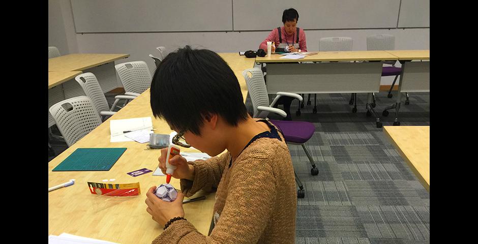 Master paper craftsman Huifang Zhang shared his experiences building architectural replicas with NYU Shanghai students on December 1 (Photos by: NYU Shanghai)