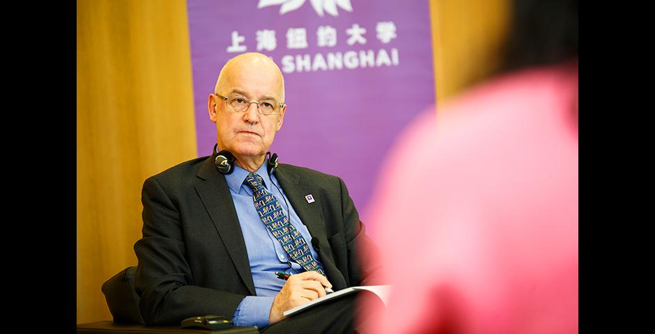 今年一月刚刚履新纽约大学校长的Andrew Hamilton于二月底访问上海纽约大学、参与了校园日活动。在回答有关中国大学在奋力追求世界一流大学、一流学科的提问时，他称必须坚持两件事：方方面面追求卓越，以及营造开放的辩论氛围。（摄影：NYU Shanghai）