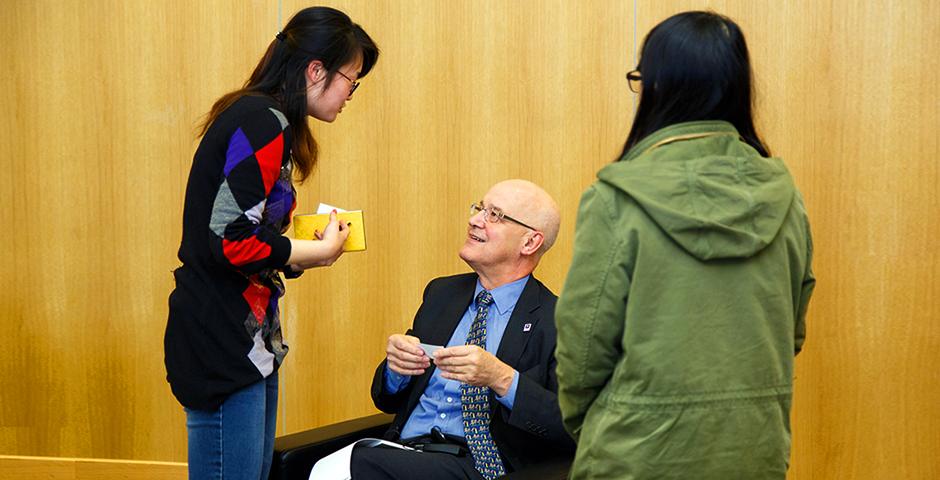 今年一月刚刚履新纽约大学校长的Andrew Hamilton于二月底访问上海纽约大学、参与了校园日活动。在回答有关中国大学在奋力追求世界一流大学、一流学科的提问时，他称必须坚持两件事：方方面面追求卓越，以及营造开放的辩论氛围。（摄影：NYU Shanghai）