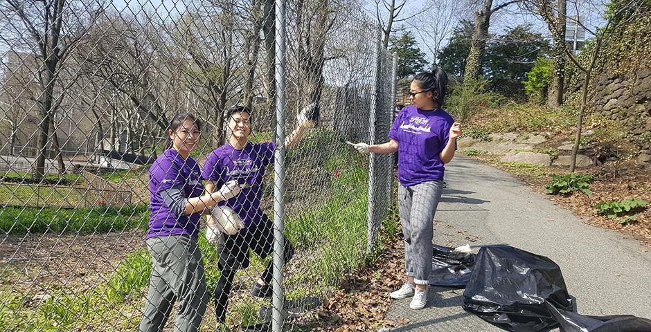 作为纽约大学第二届年度全球服务日的活动之一，4月28日，上海纽约大学及纽约大学的校友们在纽约地标崔恩堡公园里粉刷围栏。上纽大全球校友主席、2017届的Mike Chen说：“很高兴能在亲近自然的同时，和大家一起为城市环境做出贡献。”