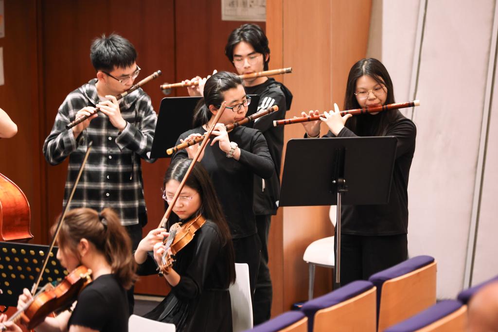 The NYU Shanghai Chamber Orchestra played a variety of pieces, ranging from selections from E. Greig’s opera “Peer Gynt,” to a mashup from the score of the film, Lala Land. The orchestra launched their performance with a traditional Chinese folk song, 紫竹调 (Violet Bamboo Flute Tune), featuring several guest bamboo flute soloists, members of a new Chinese instrumental group coached by orchestra conductor and professor Cheng Yue..