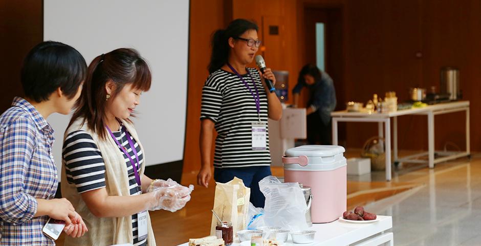 10月9日， 学生俱乐部“绿色上海”组织的“绿色农场”活动在餐厅与同学见面。同学们在品尝纯天然美味的同时，坚定了绿色环保的生活理念。（摄影：Shikhar Sakhuja）