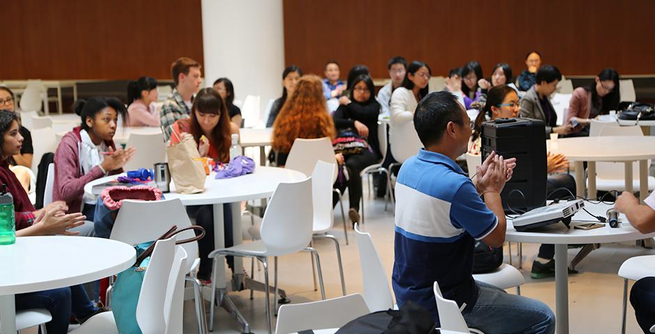 10月9日， 学生俱乐部“绿色上海”组织的“绿色农场”活动在餐厅与同学见面。同学们在品尝纯天然美味的同时，坚定了绿色环保的生活理念。（摄影：Shikhar Sakhuja）