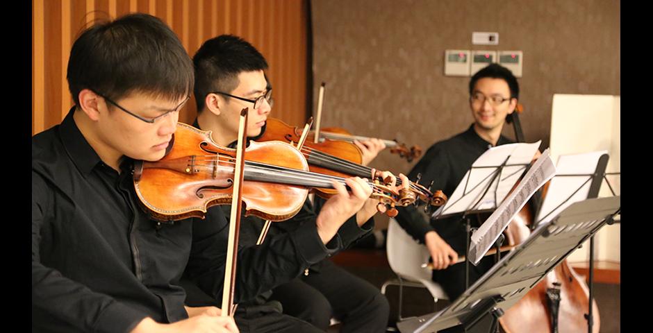 10月25日下午，上海纽约大学高朋满座，各界人士纷纷前来祝贺上海纽约大学美术馆的开幕。艺术家秦风携泼墨作品庆贺，并携手来自世界各地生日各不相同的同学们，在长卷上记录自己最为难忘的生日，启迪对于人生重要时刻的思考和纪念。 (摄影: 胡文倩)