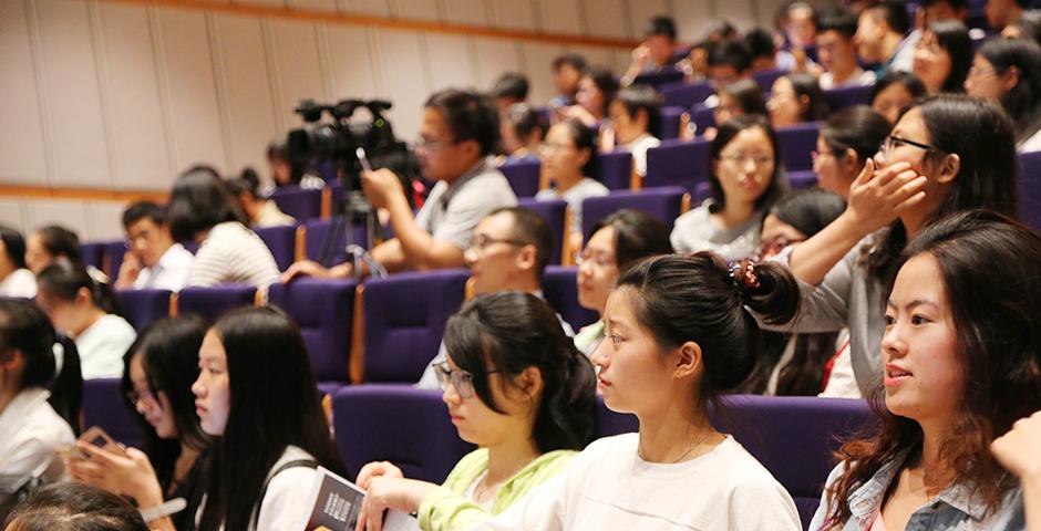 9月16日傍晚，“2015中美大学生对话”活动在上海纽约大学举行，同学们坦诚分享自己的大学梦。稍后，首份中美大学生问卷调查结果将新鲜出炉，共有超过100名美国大学生和近400名中国大学生参与。（摄影：王孙怡）