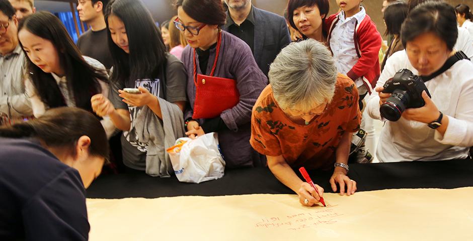 10月25日下午，上海纽约大学高朋满座，各界人士纷纷前来祝贺上海纽约大学美术馆的开幕。艺术家秦风携泼墨作品庆贺，并携手来自世界各地生日各不相同的同学们，在长卷上记录自己最为难忘的生日，启迪对于人生重要时刻的思考和纪念。 (摄影:  Annie Seaman)