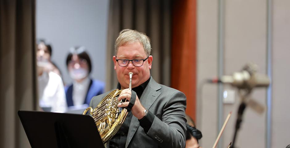 On December 14, the NYU Shanghai Orchestra, the Choir, Jazz Ensemble, and faculty joined forces for an end of semester concert.  Here Affiliated Associate Professor Alex Ruthmann plays “Intermezzo from L’Arlesienne Suite No. 2” by Georges Bizet on the french horn.