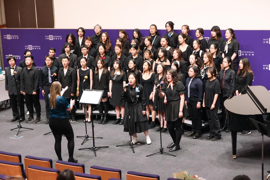 上纽大大乐队合唱团（Chorale）由来自不同年级的70名学生组成，他们演唱了三首备受观众喜爱的曲目，分别是音乐剧《马戏之王》（The Greatest Showman）中的《最棒的秀》（The Greatest Show），电影《冰雪奇缘2》（Frozen 2）中的《展示你自己》（Show Yourself），以及音乐剧《汉密尔顿》（Hamilton）中的选段。