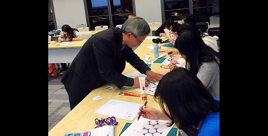 Master paper craftsman Huifang Zhang shared his experiences building architectural replicas with NYU Shanghai students on December 1 (Photos by: NYU Shanghai)