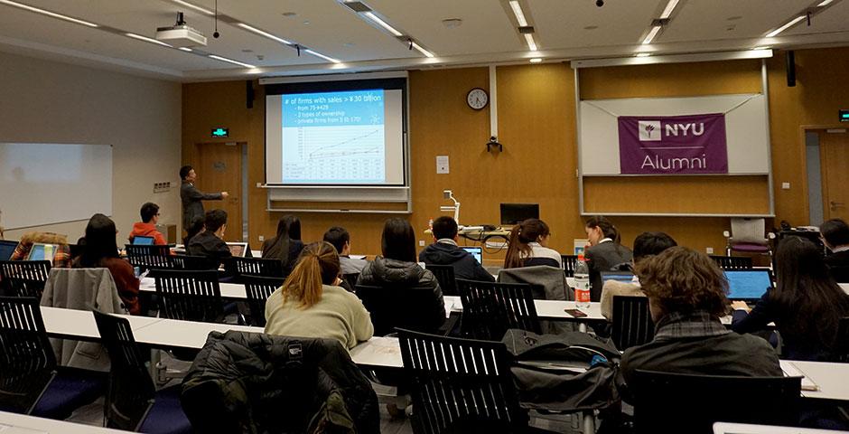 NYU Stern alumnus Woody Wu (Stern Ph.D. ‘92) speaks to NYU Shanghai students at the Distinguished Alumni Lecture Series. Wu discussed how the country’s increased number of Fortune Global 500 companies drove China’s GDP development in the last few decades. March 11, 2015. (Photo by Tingting Wang)