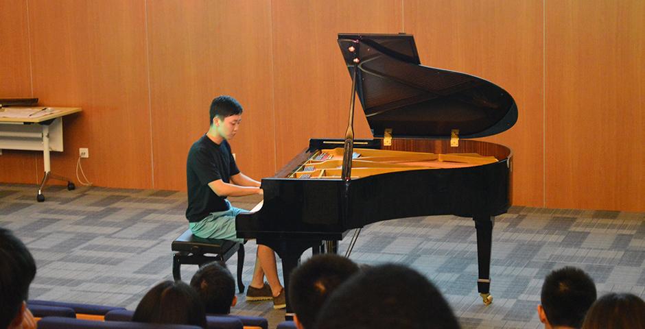 Coffee House Performance on August 26, 2015. (Photo by Xiaoyuan Lu)