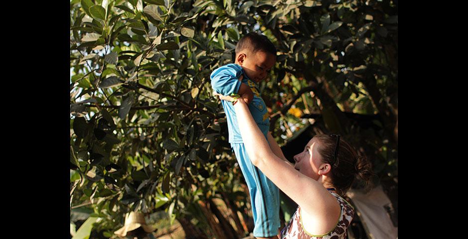 Deans' Service Scholars travel to Siem Reap, Cambodia over winter break to collaborate with Project New Hope. January 2015. (Photo by Weilun Zhang)