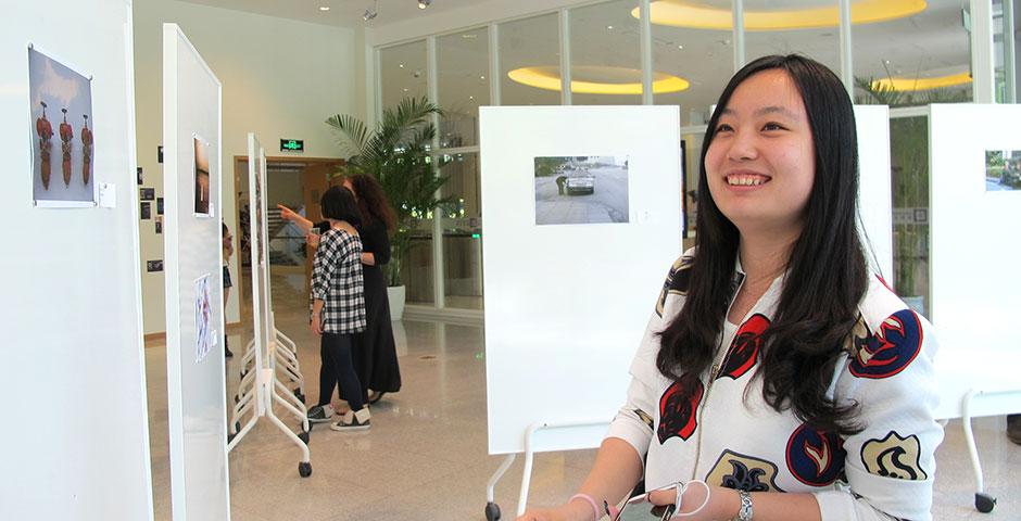 2014年5月13日，由艺术教授芭芭拉和张健君指导的学生艺术展在一楼展览厅开帷幕。展示的作品从灵感、拍摄、冲印到编绘，都由每个学生独立制作完成。表现主题分别为城市的光影、概念、心绪以及表象之下的含义。