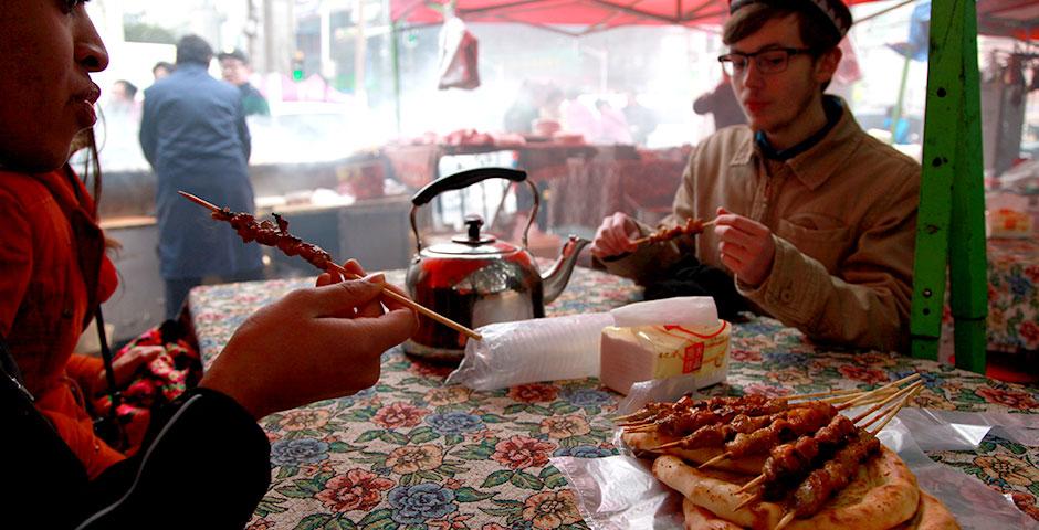 NYU New York and NYU Abu Dhabi J-Term students try street food at a Muslim market. January 16, 2015. (Photo by Daniel Cuesta)