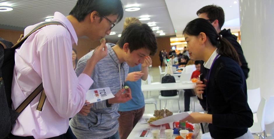 11月2日中午，学生事务处协办的"中国水果日"在餐厅举行。同学们品尝了柿子、龙眼、红枣和山楂等中国特色水果，还学习了它们的中药属性。 (摄影： NYU Shanghai)