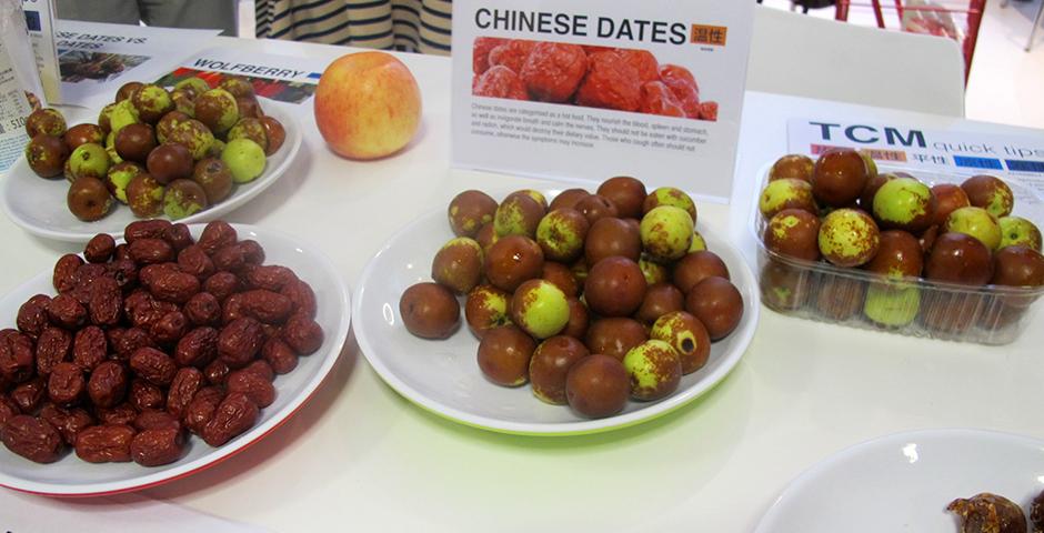 Chinese Fruit Tasting, an opportunity to learn about their nature and function in Chinese medicine on November 2nd, 2015. (Photo by NYU Shanghai)