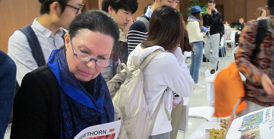 11月2日中午，学生事务处协办的"中国水果日"在餐厅举行。同学们品尝了柿子、龙眼、红枣和山楂等中国特色水果，还学习了它们的中药属性。 (摄影： NYU Shanghai)