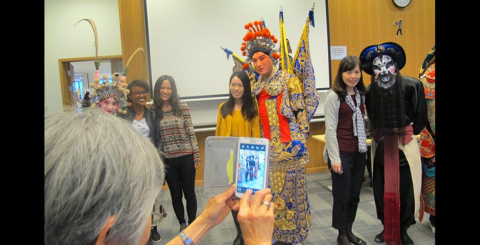 11月4日，上海昆剧团为我们带来一场专业且精彩的昆曲知识普及表演。生旦净末丑依次在中英文的介绍中出场。上海纽约大学的同学和同事也穿上戏服，扮上了李逵和曹操，现学现卖的一招一式，引来观众的阵阵喝彩。最后的一折“游园惊梦”惊艳全场。(摄影：NYU Shanghai)