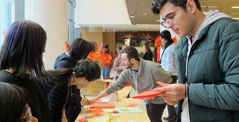 上海纽约大学学生庆祝中国新年，外国学生学习中国传统文化，与中国学生一起参与剪纸、书法、名族舞以及中国传统游戏。（摄影：NYU Shanghai）