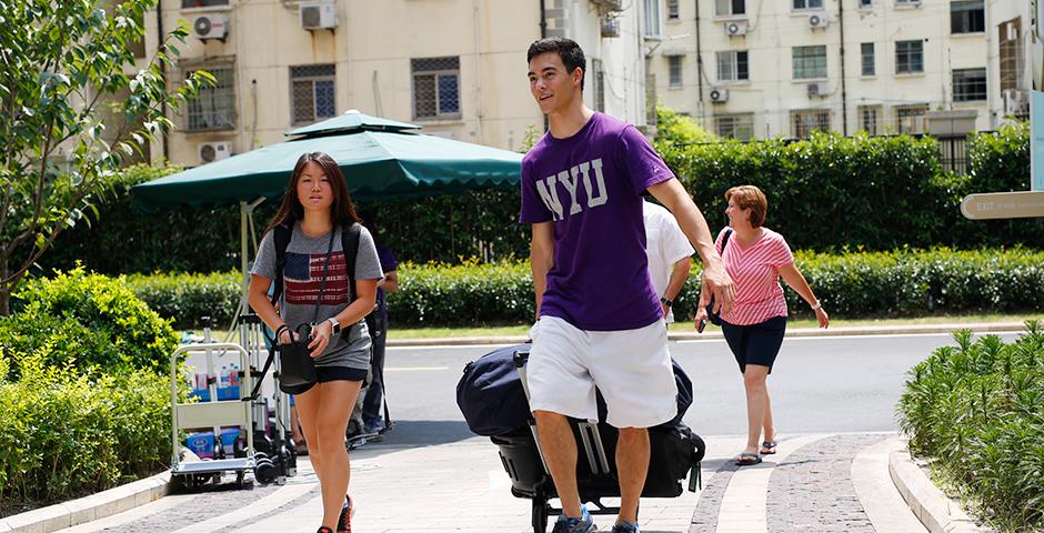 来自39个国家的学生今天搬入宿舍，开启了他们在上海纽约大学的新旅程。2020届新生，欢迎来到你们的新家！（摄影：NYU Shanghai）