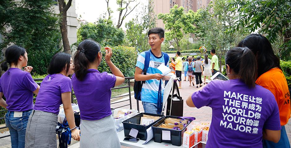 来自39个国家的学生今天搬入宿舍，开启了他们在上海纽约大学的新旅程。2020届新生，欢迎来到你们的新家！（摄影：NYU Shanghai）