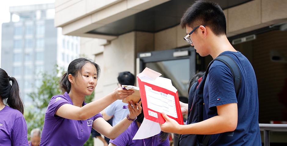 来自39个国家的学生今天搬入宿舍，开启了他们在上海纽约大学的新旅程。2020届新生，欢迎来到你们的新家！（摄影：NYU Shanghai）