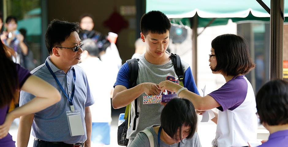 来自39个国家的学生今天搬入宿舍，开启了他们在上海纽约大学的新旅程。2020届新生，欢迎来到你们的新家！（摄影：NYU Shanghai）