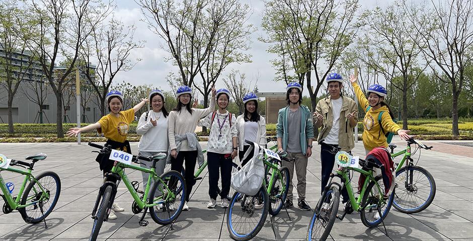 [Beyond the Magnolia House] April 15 2023, a beautiful sunny spring day, a group of 10 first-year students joined the Biking & Picnic event. The biking group biked through World Expo Park along the Huangpu River and met up with the picnic group at Qiantan Leisure Park Camping Zone (near Youcheng Park Gate 6). Students then enjoyed snacks, beverages, and McDonald’s as well as playing fun board games and frisbees on the grass.