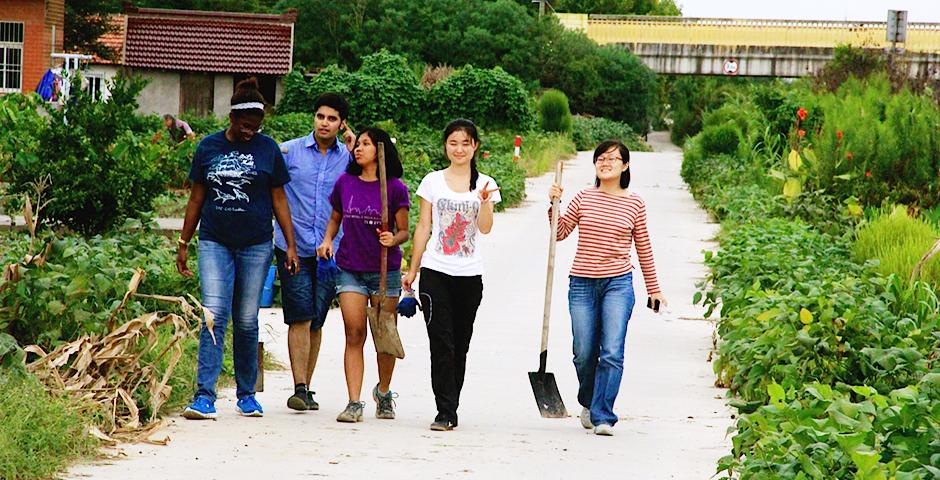 Community Service-in Chongming Island with Will Foundation (Photo by Sunyi Wang)