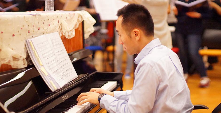 A choral rehearsal under the direction of Professor Dianna Heldman erupted into a rainstorm of reverberant voices. (Photo by: NYU Shanghai)