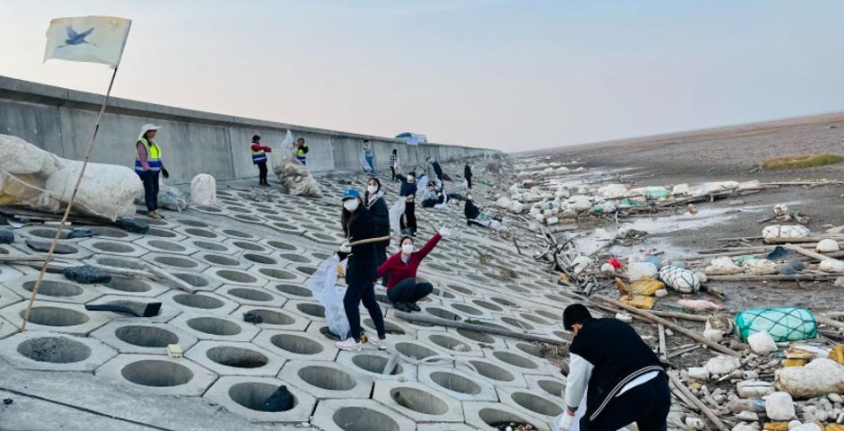 他们戴上手套，拿着垃圾袋，沿着海岸线清理从水路飘来的海洋垃圾，共计85公斤。