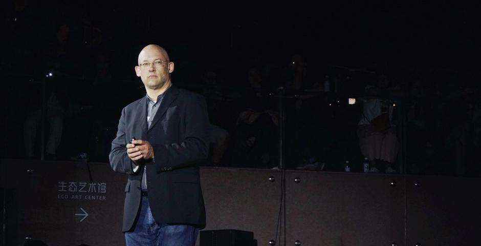 NYU Shanghai Professor Clay Shirky addressed an audience of about 300 in the southwestern Chinese city of Chengdu on the social and economic effects of knowledge sharing. In a public talk on May 6 organized by Luxelife magazine, Shirky explained that sharing,  especially through social media, can be effective and powerful in creating community bonds, improving clarity and reducing transaction costs. (Photos courtesy: Luxelife)