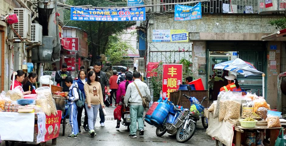 上海纽约大学“创新：深圳风格”课（The Innovation, Shenzhen Style）的学生，前往深圳这座南方城市，实地走访、调查了深圳最大城中村之一白石洲。学生们还参观了硬件制造中心，学习了解推动科技创新的公共政策是如何实行的。