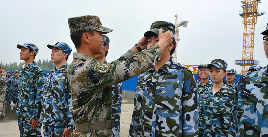 5月30日上午，连绵阴雨里难得一见的阳光，在东方绿洲照亮了2019届学生的飒爽军姿。十天的军训让同学们收获了奉献、团结、严谨、担当的军人气质。这段经历将作为宝贵的人生财富，为同学们未来的学习和职业发展增光添彩。（摄影：NYU Shanghai）