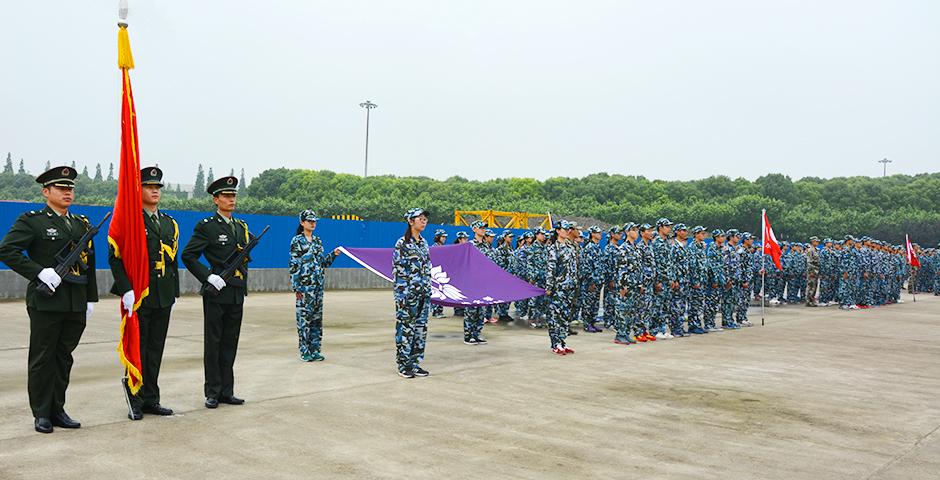 5月30日上午，连绵阴雨里难得一见的阳光，在东方绿洲照亮了2019届学生的飒爽军姿。十天的军训让同学们收获了奉献、团结、严谨、担当的军人气质。这段经历将作为宝贵的人生财富，为同学们未来的学习和职业发展增光添彩。（摄影：NYU Shanghai）