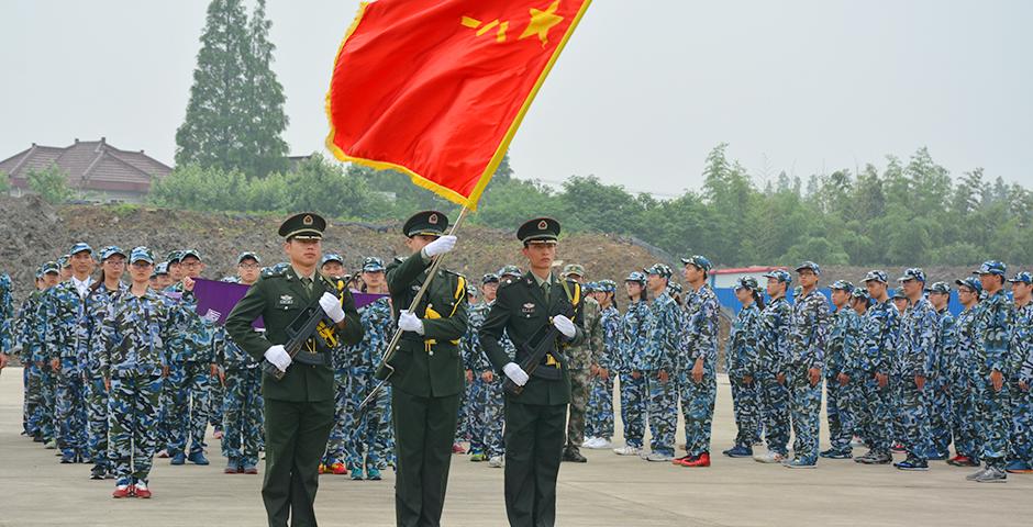 5月30日上午，连绵阴雨里难得一见的阳光，在东方绿洲照亮了2019届学生的飒爽军姿。十天的军训让同学们收获了奉献、团结、严谨、担当的军人气质。这段经历将作为宝贵的人生财富，为同学们未来的学习和职业发展增光添彩。（摄影：NYU Shanghai）