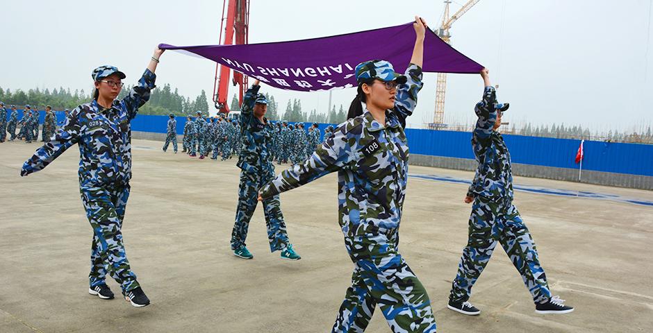 5月30日上午，连绵阴雨里难得一见的阳光，在东方绿洲照亮了2019届学生的飒爽军姿。十天的军训让同学们收获了奉献、团结、严谨、担当的军人气质。这段经历将作为宝贵的人生财富，为同学们未来的学习和职业发展增光添彩。（摄影：NYU Shanghai）