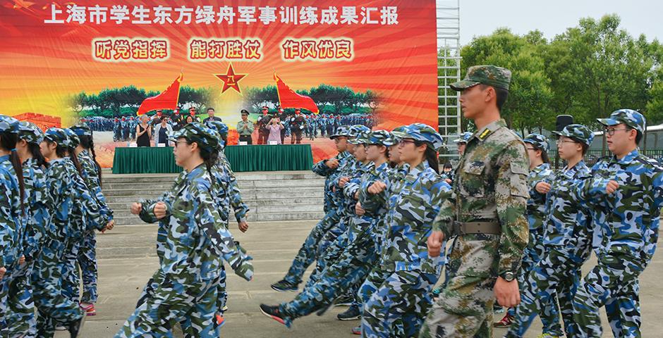 5月30日上午，连绵阴雨里难得一见的阳光，在东方绿洲照亮了2019届学生的飒爽军姿。十天的军训让同学们收获了奉献、团结、严谨、担当的军人气质。这段经历将作为宝贵的人生财富，为同学们未来的学习和职业发展增光添彩。（摄影：NYU Shanghai）