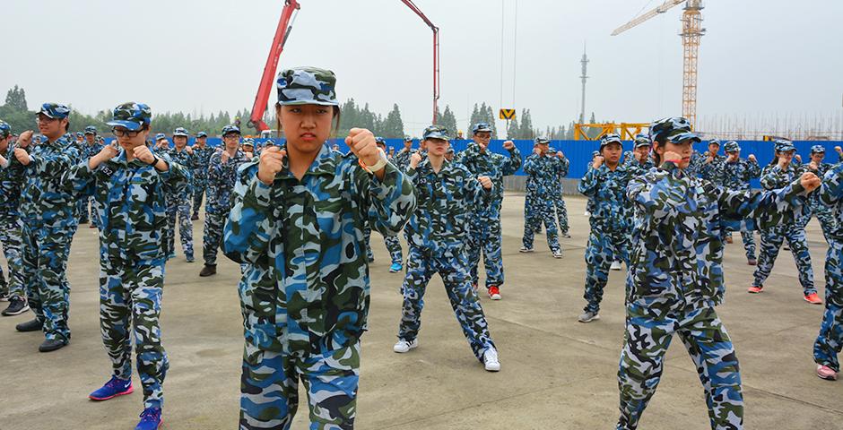 5月30日上午，连绵阴雨里难得一见的阳光，在东方绿洲照亮了2019届学生的飒爽军姿。十天的军训让同学们收获了奉献、团结、严谨、担当的军人气质。这段经历将作为宝贵的人生财富，为同学们未来的学习和职业发展增光添彩。（摄影：NYU Shanghai）