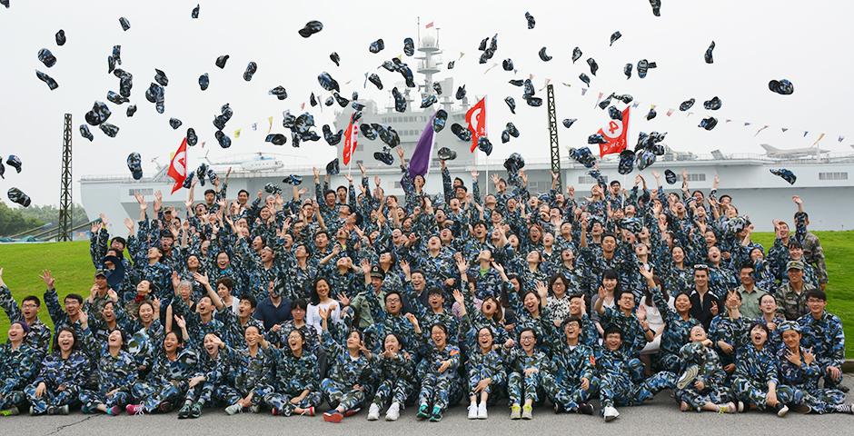 5月30日上午，连绵阴雨里难得一见的阳光，在东方绿洲照亮了2019届学生的飒爽军姿。十天的军训让同学们收获了奉献、团结、严谨、担当的军人气质。这段经历将作为宝贵的人生财富，为同学们未来的学习和职业发展增光添彩。（摄影：NYU Shanghai）