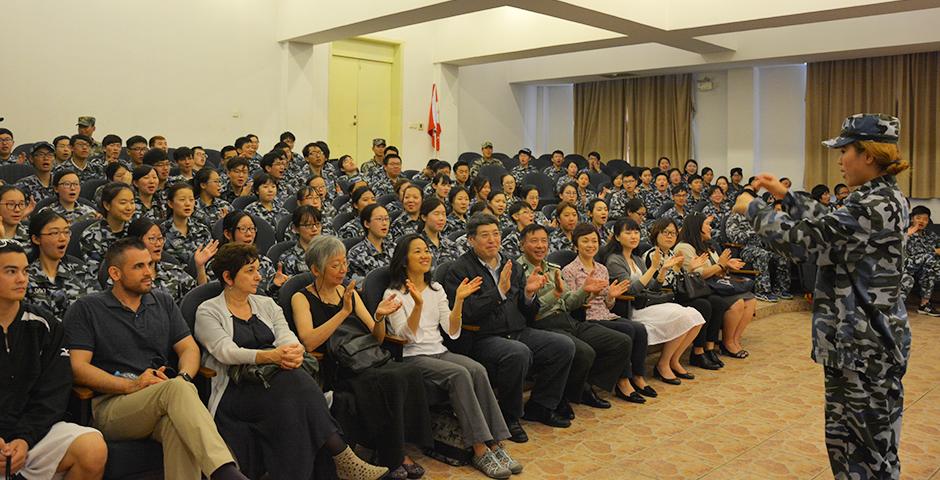 5月30日上午，连绵阴雨里难得一见的阳光，在东方绿洲照亮了2019届学生的飒爽军姿。十天的军训让同学们收获了奉献、团结、严谨、担当的军人气质。这段经历将作为宝贵的人生财富，为同学们未来的学习和职业发展增光添彩。（摄影：NYU Shanghai）