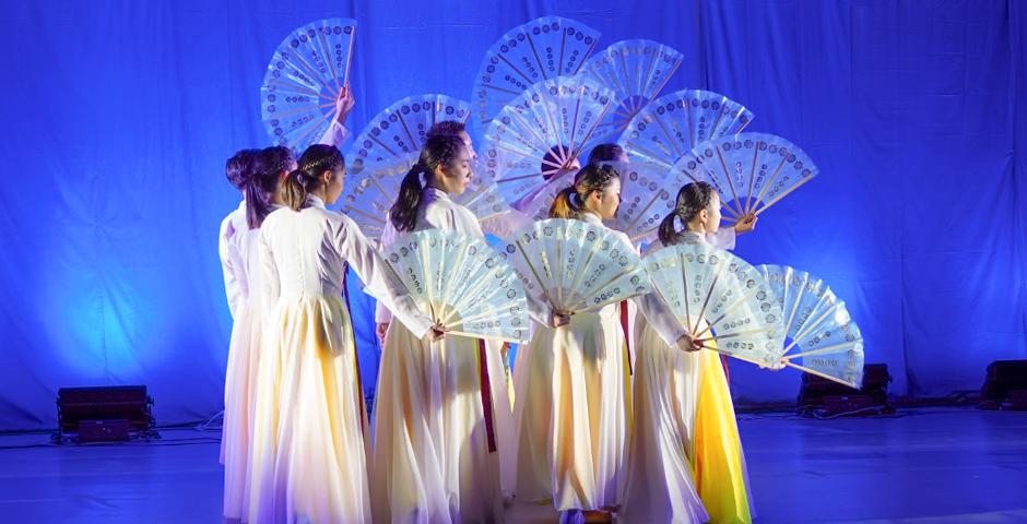 As the semester came to a close, NYU Shanghai’s classrooms, hallways and performance spaces  were filled with students dancing in costume, playing instruments, displaying paintings and photographs, and pitching business ideas as they completed and shared their final course projects. Pictured: Students performing a Korean fan dance titled, “Cranes” at the Fall Dance Concert, Heavenly Bodies, on December 8.